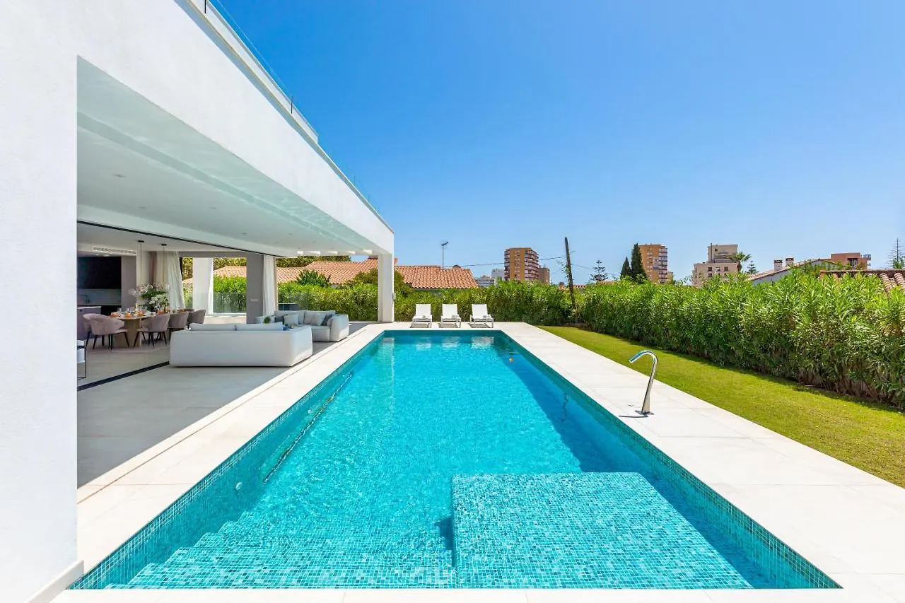 797 Holiday Rentals - Lujosa Y Moderna Villa En Puerto Marina 贝纳尔马德纳