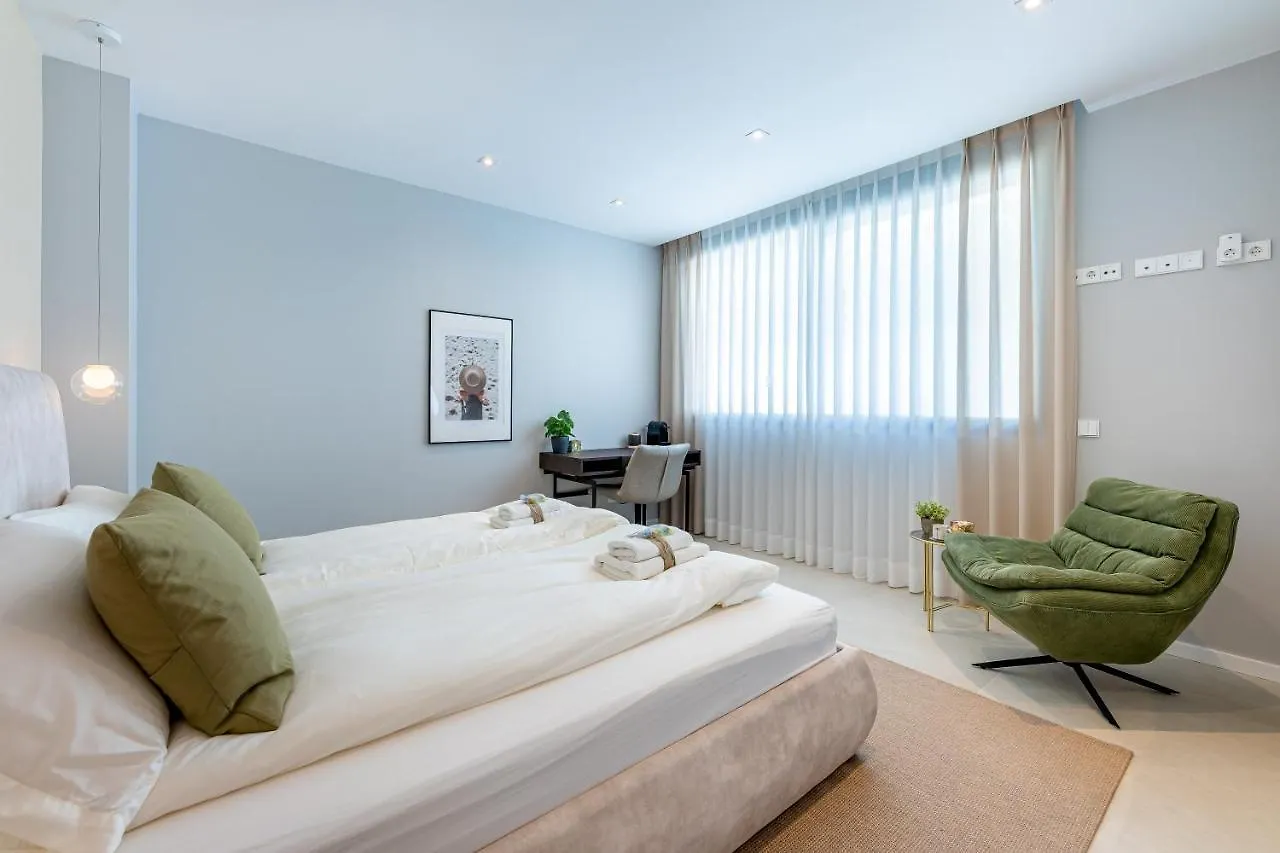 797 Holiday Rentals - Lujosa Y Moderna Villa En Puerto Marina 贝纳尔马德纳