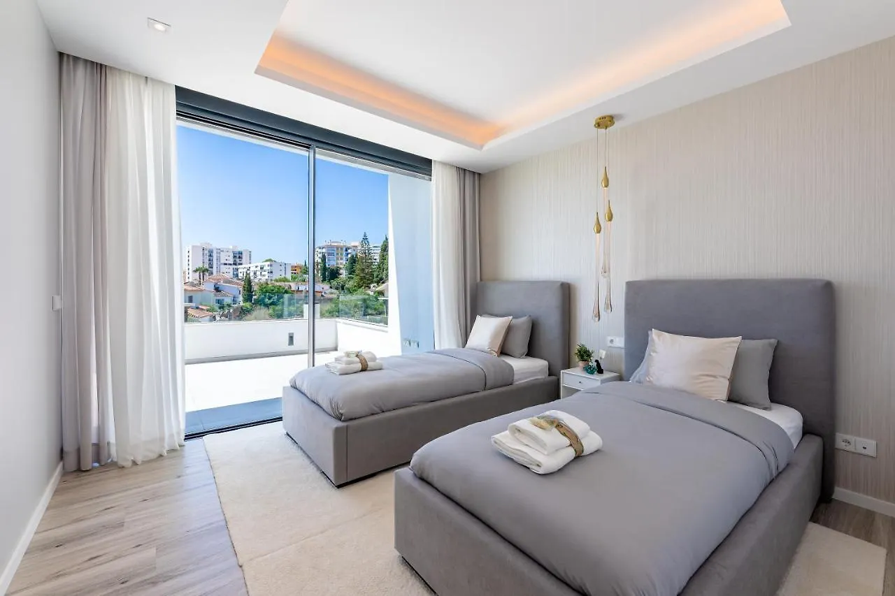 797 Holiday Rentals - Lujosa Y Moderna Villa En Puerto Marina 贝纳尔马德纳